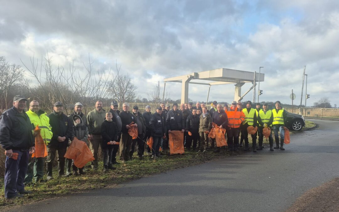 Müllsammelaktion der Besatzgemeinschaft an der Leda